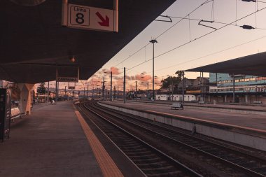 Campanha tren istasyonunda günbatımı, Porto, Portekiz