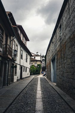Portekiz 'in doğduğu yer olan Guimaraes' in tarihi binalarının manzarası.