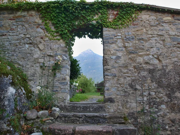 Entrada Jardín Del Castillo Vista Los Alpes Castillo Golling Austria — Foto de Stock