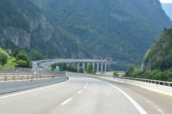 A23 otoyoluna Alpler, İtalya ile çalışır