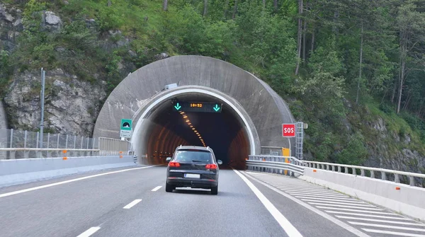 A23 otoyoluna Alpler, İtalya ile çalışır