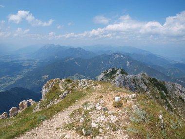 Gailtal Alps, görüntülemek hiking trail dağda Dobratsch, Carinthia, Avusturya dan