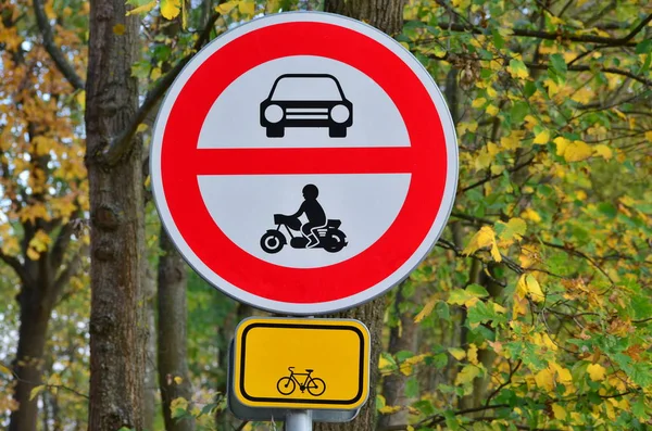 Znak Drogowy Zakazane Wejścia Wszystkich Pojazdów Silnikowych Rowerowy Szlak Południowe — Zdjęcie stockowe