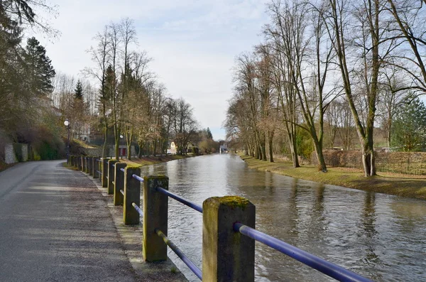 Rio Nezarka, rua Pod Vrchy, cidade Jindrichuv Hradec, Sul B — Fotografia de Stock