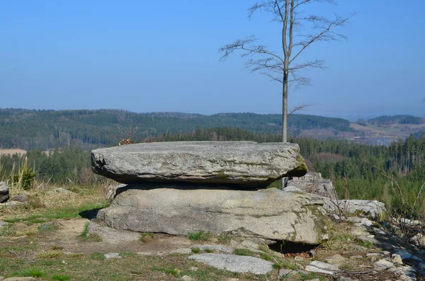 Přirozená zvědavost, kamenný stůl, Jižní Čechy — Stock fotografie