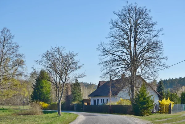 Casa na paisagem da primavera, sul da Boêmia — Fotografia de Stock