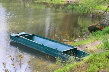 eski metal tekne gölün kıyısında