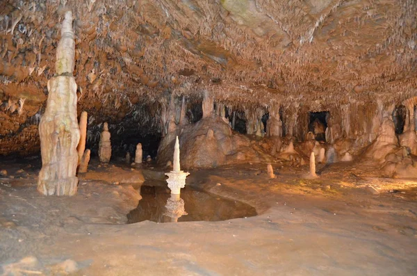 Decoração de estalactite, Grutas Sloupsko-sosuvske, Carste da Morávia Fotos De Bancos De Imagens