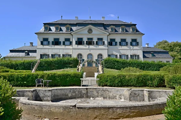 Namest na Hane Chateau, een gebouw in vroege Franse stijl in de mi — Stockfoto