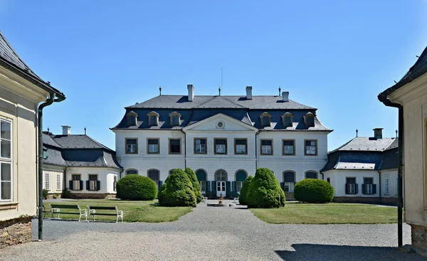 Namest na Hane Chateau, un edificio de estilo francés temprano en el — Foto de Stock