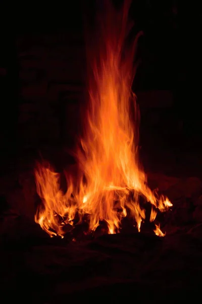 屋外の暖炉で熱い石炭。南ボヘミア州 — ストック写真