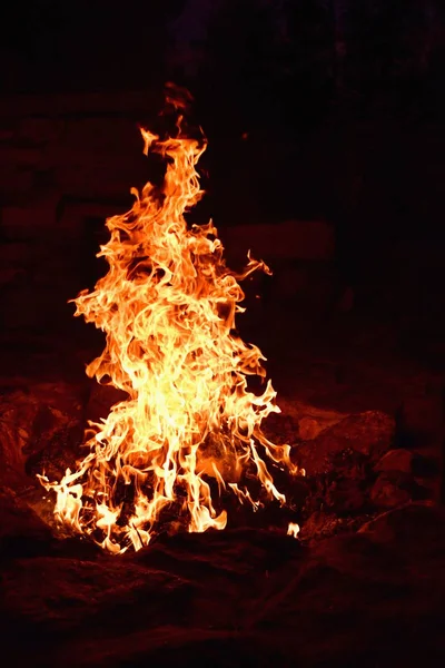 Carvão quente em uma lareira ao ar livre. Boémia do Sul — Fotografia de Stock