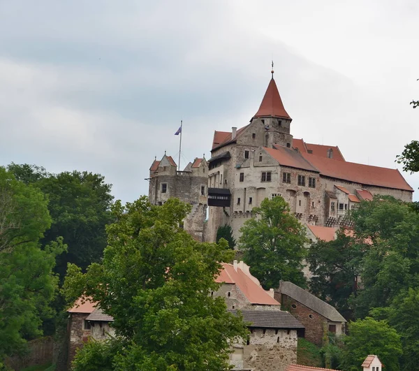 Castillo de Pernstejn del siglo 13 se encuentra en el este — Foto de Stock