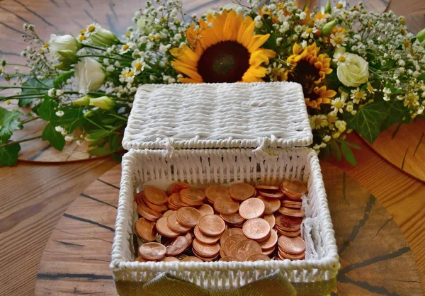 Bröllopsgåva, betalning tjeckiska metallmynt i handgjord låda Stockbild