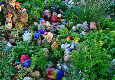 Çakıl taşlarına çocuk resimleri çizilmiş, Güney Bohemya, Çek Cumhuriyeti