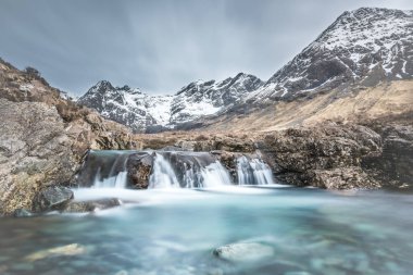 Peri havuzları rocky Dağları arasında nefes kesen berrak şelaleler Isle of Skye İskoçya - Tarih