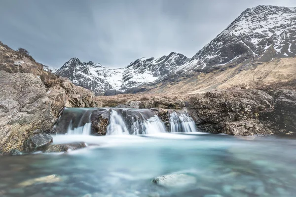 Peri havuzları rocky Dağları arasında nefes kesen berrak şelaleler Isle of Skye İskoçya - Tarih