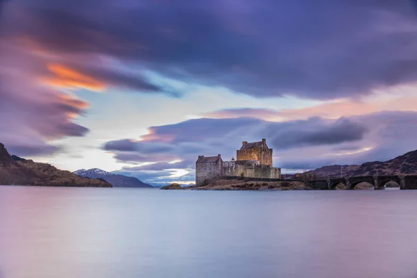 苏格兰高地的埃利安 多南城堡正在前往斯凯岛的途中 日落风光 — 图库照片