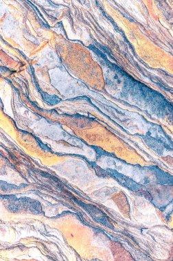 Kaya katmanları - yüzyıllar boyunca yığılmış renkli kaya oluşumları. Etkileyici dokusu olan ilginç bir arka plan.