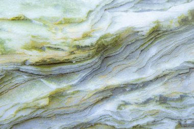 Kaya katmanları - yüzyıllar boyunca yığılmış renkli kaya oluşumları. Etkileyici dokusu olan ilginç bir arka plan.