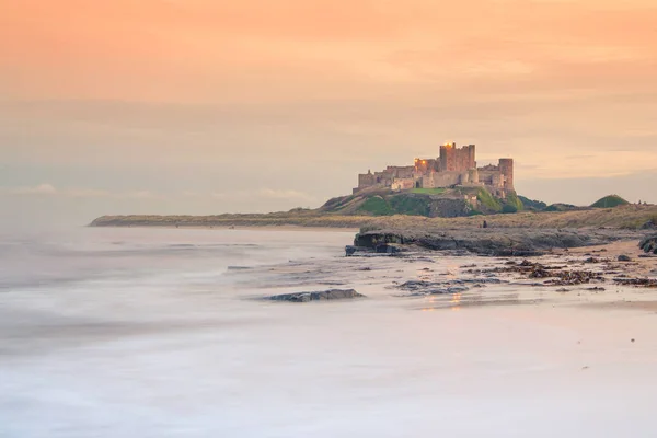 Bamburgh Castle gün batımında - Northumberland'deki/daki oteller sahilden görüntülemek