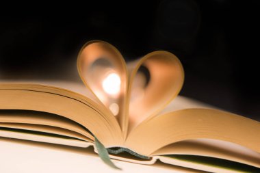 Kalp içine katlanmış kitap sayfaları