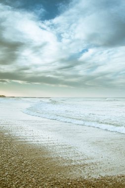 Beach fotoğraf - mavi okyanus dalgaları, kum, gökyüzü bulutlu
