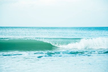 Okyanus dalgaları kıyıda gürültüyle çarpmak