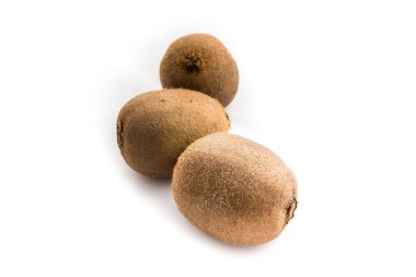 Olgun kivi meyvesi beyaz arkaplanda izole