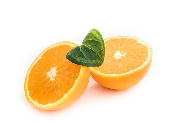Стиглі Апельсини Ізольовані Білому Тлі Свіжа Цитрусова Фотографія Помаранчевий Розрізаний — стокове фото