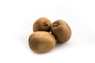 Olgun kivi meyvesi beyaz arkaplanda izole