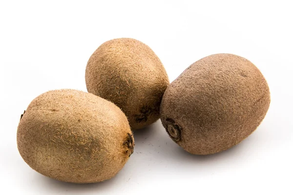 Olgun kivi meyvesi beyaz arkaplanda izole