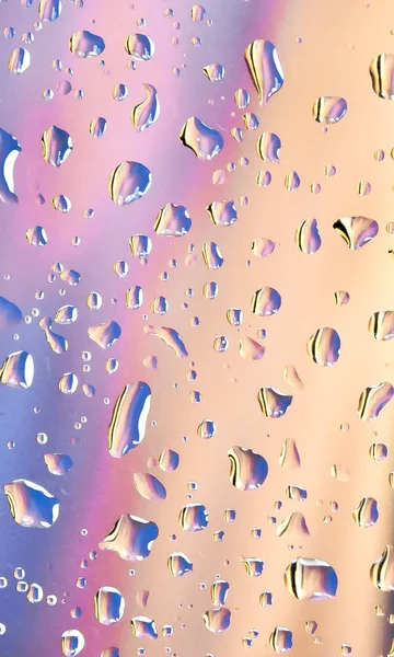 多彩背景上的水滴 — 图库照片