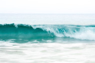 Okyanus dalgaları güneşli bir günde kırma