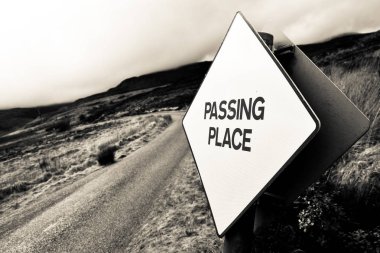 Geçici yer işareti İskoçya Highlands tek parça yolda