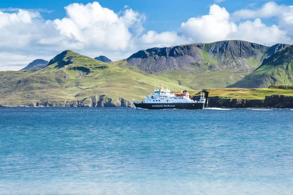 Calmac Ferry Sur Mer Avec Des Montagnes Verdoyantes Arrière Plan — Photo