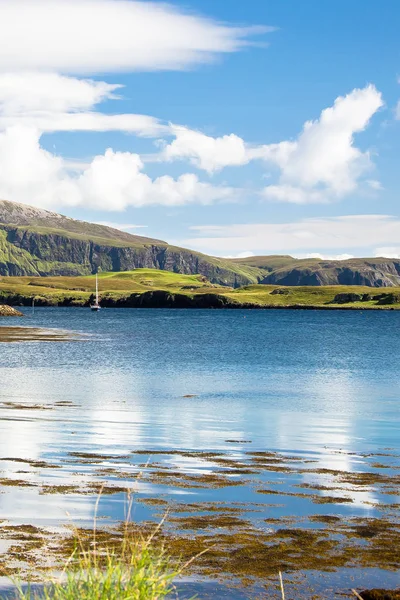 スコットランドのカンナの島はスコットランド インナー ヘブリディーズ諸島の小さな島列島の最西端 — ストック写真