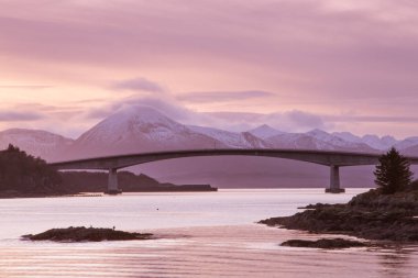 Skye Köprüsü anakaradan Isle of Skye İskoçya, Kyle Lochalsh önde gelen