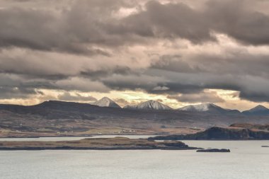 İskoçya - Isle of Skye Cuillin Hills Aralık ayı karla kaplı görüntüleyin ve günbatımı ışık - maruz gökyüzü bulutlu