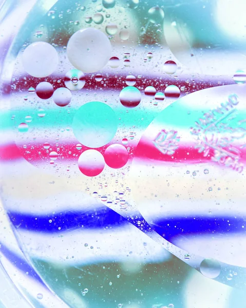 Gotas Aceite Sobre Una Superficie Agua Con Fondo Colorido —  Fotos de Stock