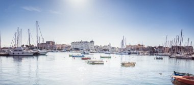 Ortigia, Syracuse İtalya 26 Nisan: Dock ve tekneler