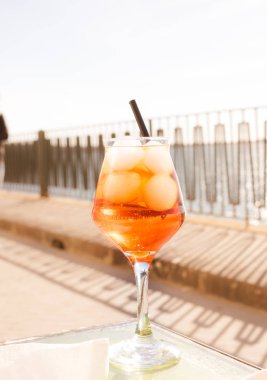 Bir tablo dışında klasik İtalyan kokteyl