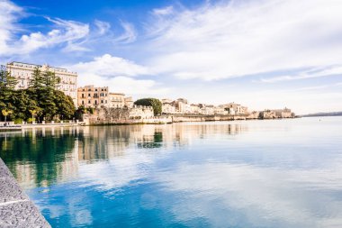 Ortigia, Syracuse, İtalya / Aralık 2018: Ortigia sahil Adası'nda Syracuse şehir. Uzun pozlama deniz. Su yansıması. Deniz manzara yansıması