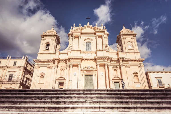 Noto, Sicilya, İtalya / Aralık 2018: Noto katedral olduğunu Noto Sicilya, İtalya Roma Katolik katedralde. Sicilya Barok tarzında kendi inşaat ve 18 yüzyılın başlarında başladı gö