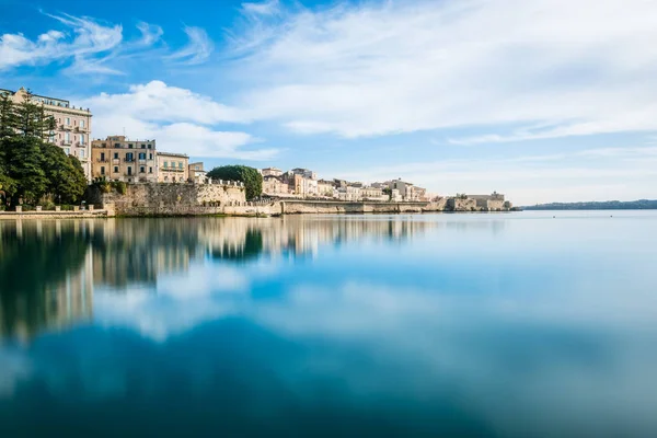 Ortigia, Syracuse, İtalya / Aralık 2018: Ortigia sahil Adası'nda Syracuse şehir. Uzun pozlama deniz. Su yansıması. Deniz manzara yansıması