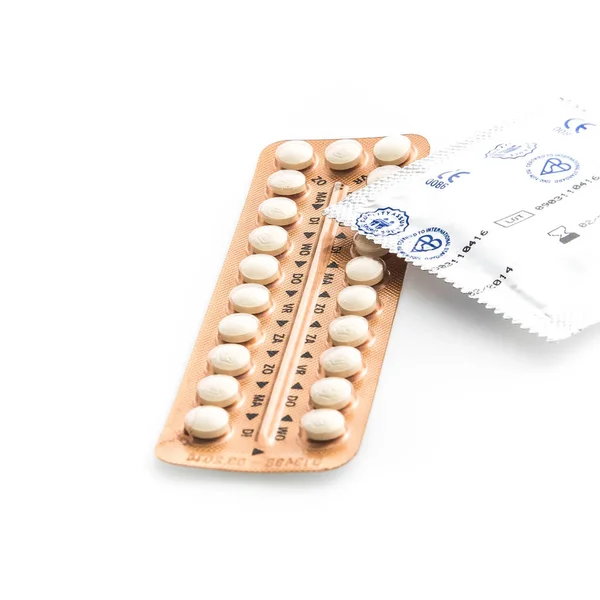在白色背景下隔离的避孕药 避孕药 避孕方法和妇女健康 — 图库照片