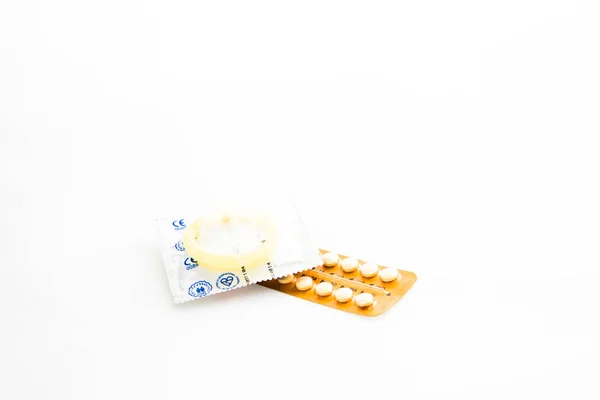 避孕药和避孕套 — 图库照片