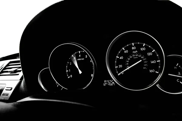 車のダッシュ ボードのダイヤル エンジン回転数とスピード メーター — ストック写真
