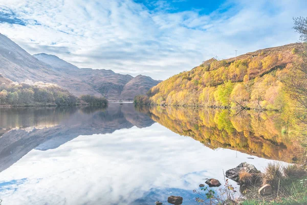 İskoçya Highlands - ağaçlar, dağlar, gökyüzü, tepeler, taşlar sonbahar renkleri loch sularda yansıyan