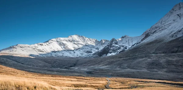 Pad Winter Landschap Bergen Sneeuw Bedekt Rotsachtige Toppen Van Cuillins — Stockfoto